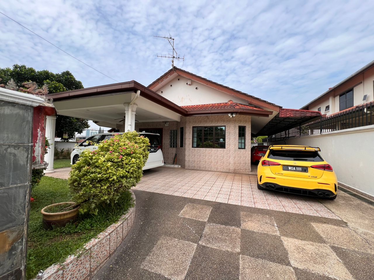 Seksyen 11 Petaling Jaya 1.5 Storey Bungalow Renovated For Sale - Image 1