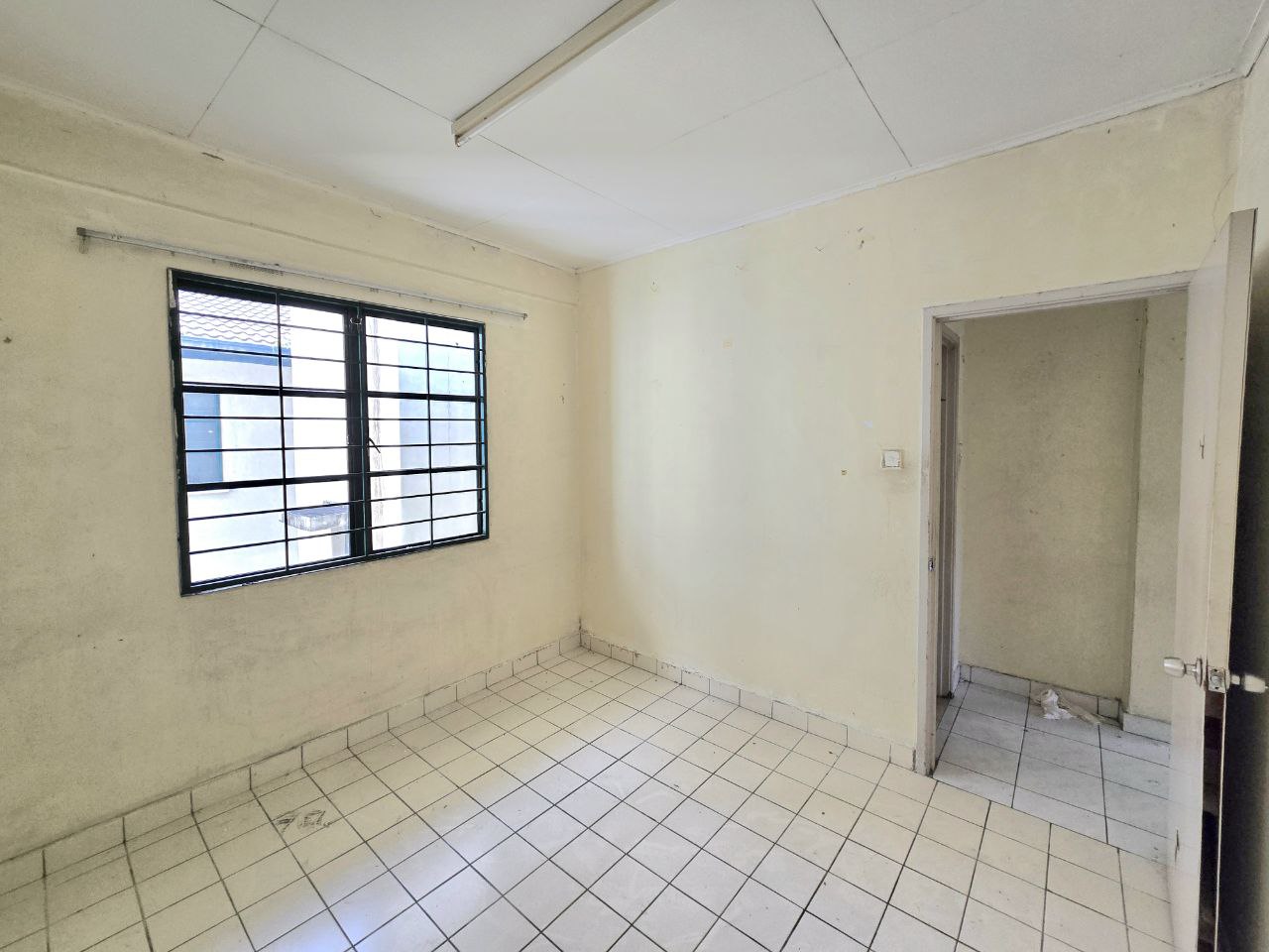 BELOW MARKET RATE Vacant High-Floor Unfurnished 3 Bedrooms 2 Bathrooms Freehold Unit! - Image 1
