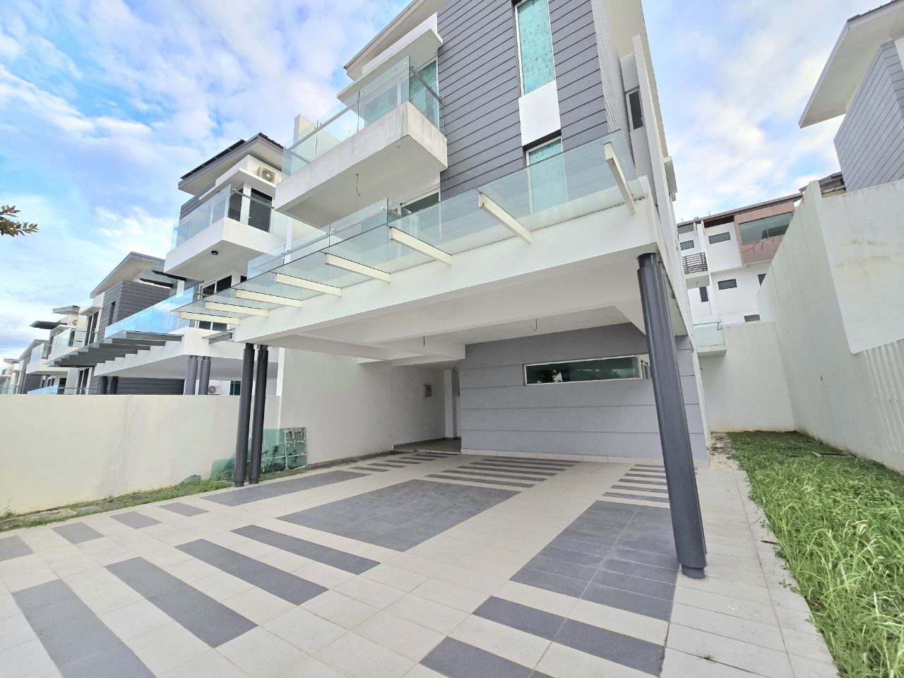 3- Storey SEMI-D 6beds 6baths at Bayu Damansara Damansara damai Bare unit for sale - Image 1