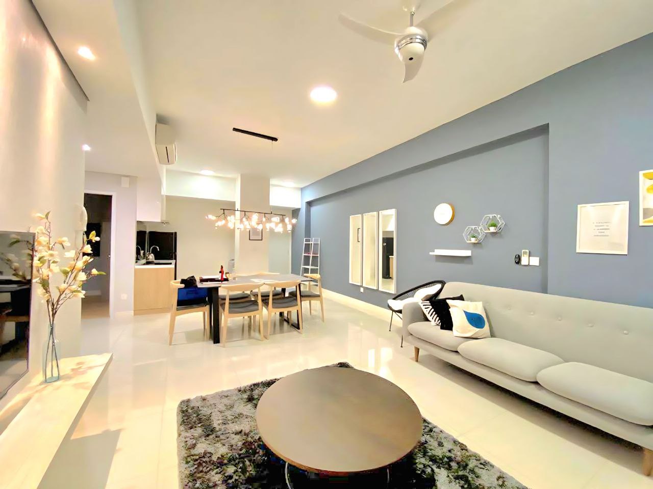 Suitable couples stay for parents or children, Link to mall downstairs with many amenities and facilities surrounding. The place where is serene and convenient! - Image 1