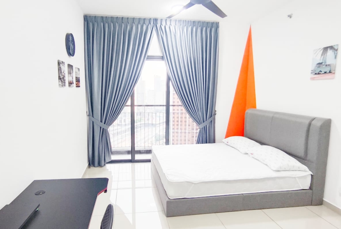 Damansara Perdana D'quince Middle Room with Balcony @ fully furnished @ For Rent RM950 - Image 1