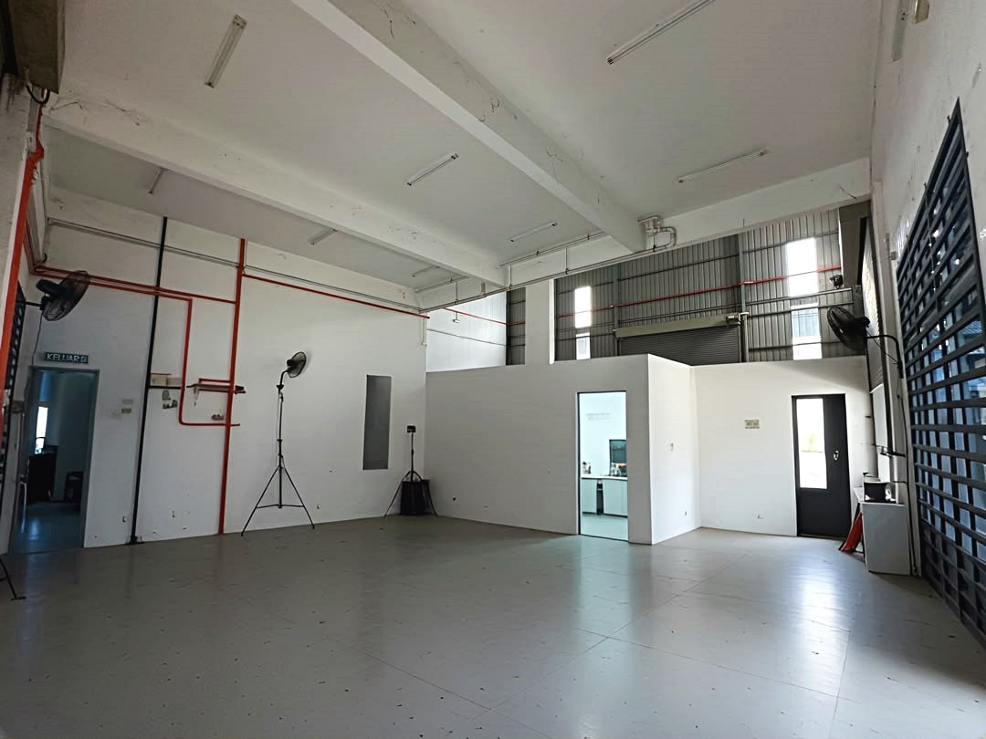 Taman Klang Ria Klang 1.5 Storey Semi-D Warehouse For Rent - Image 1