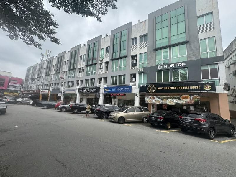 Office for sale at Bandar Puteri end lot fully renovated shop office with mezzanine floor